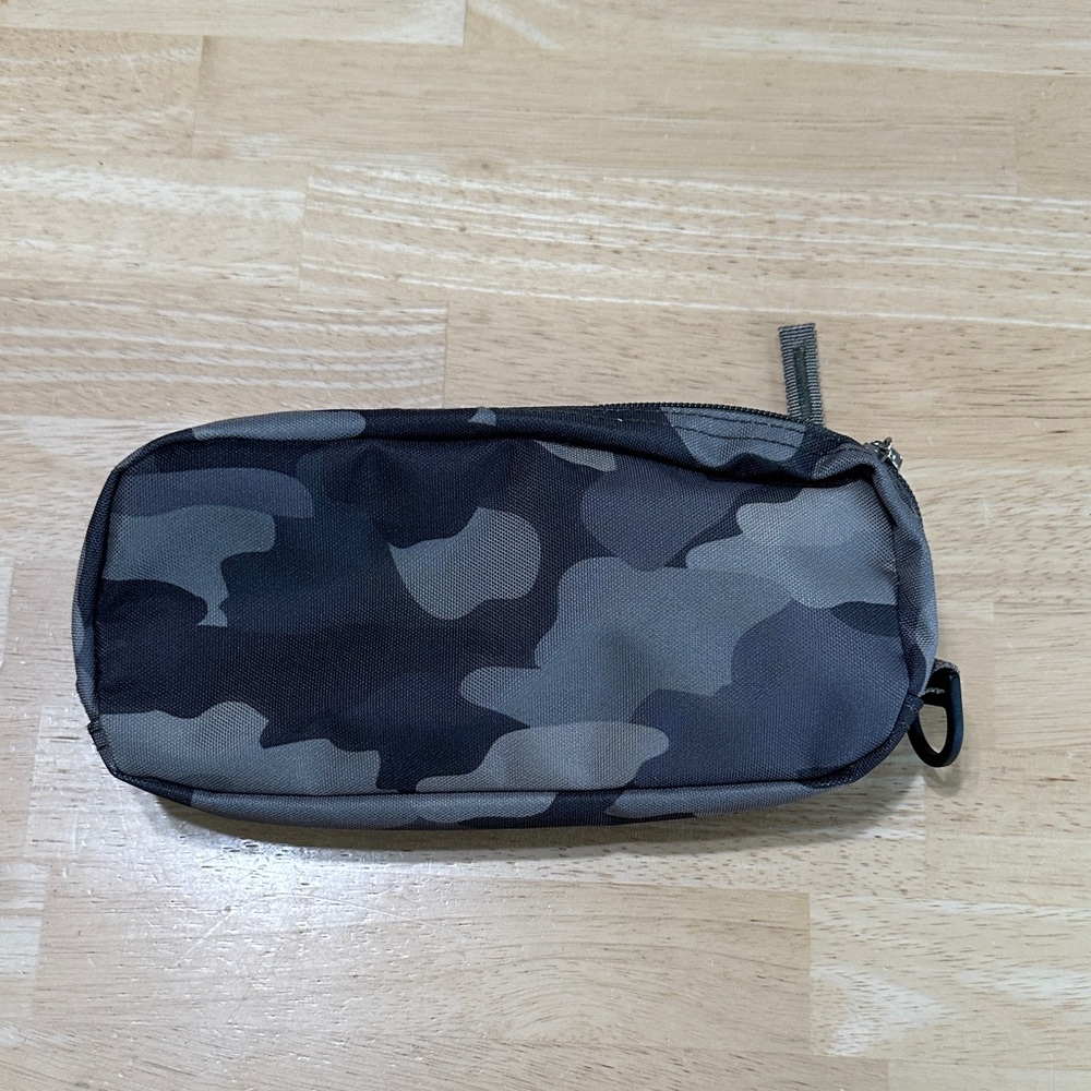L.L. Bean green Camouflage Pouch Bag - Picture 2 of 11